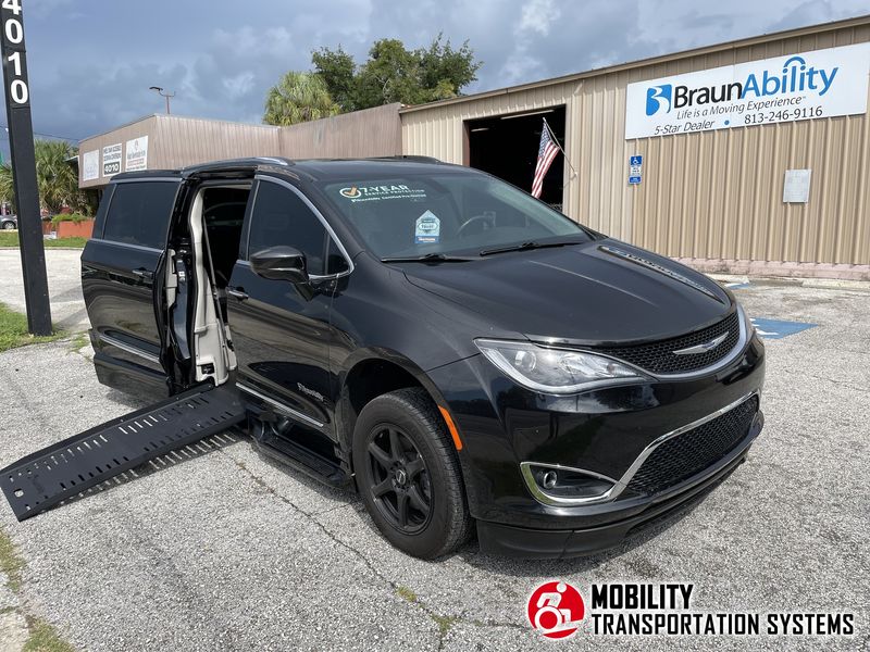 Used 2020 Chrysler Pacifica.  ConversionBraunAbility Chrysler Pacifica Foldout XT