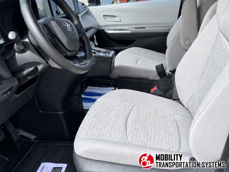 2022 Toyota Sienna XLE - Photo 7